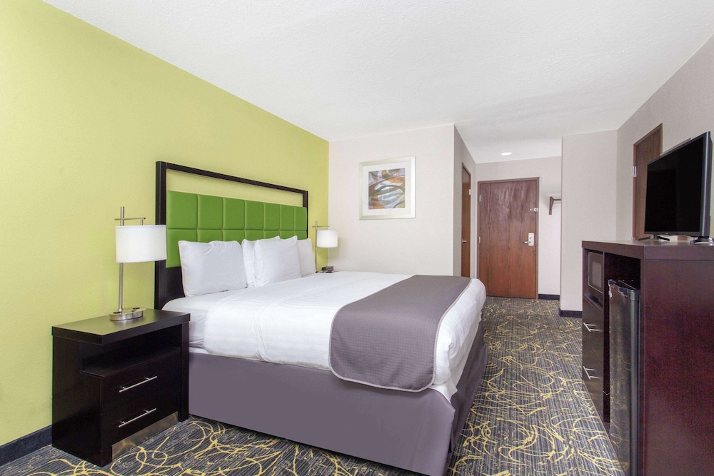Room, 1 King Bed, Non Smoking - Photo 2