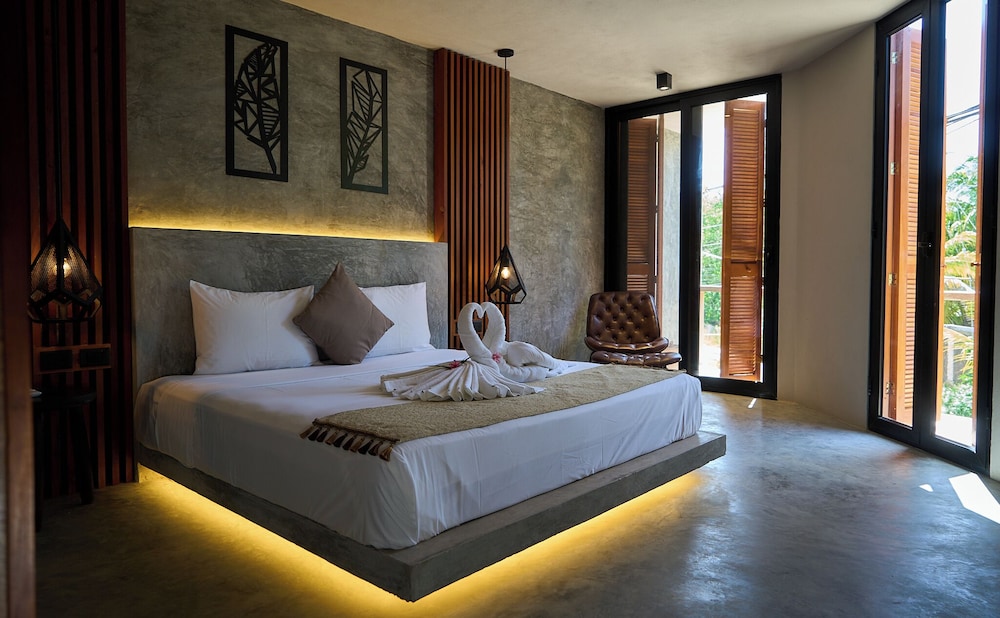 Deluxe Room, 1 King Bed photo 1