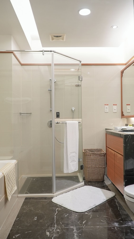 Corner Suite