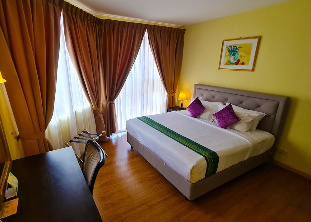 3 Bedroom Master Suite (Pool/Garden View)