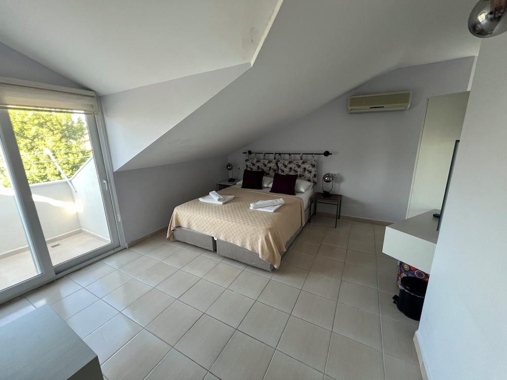 Standard Double Room - Photo 9