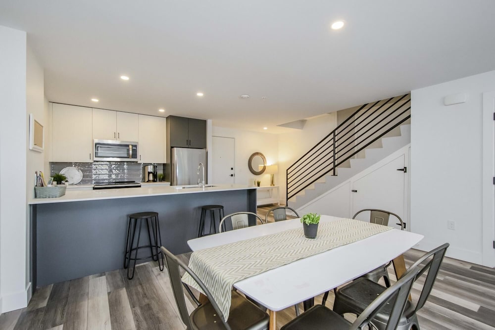 Luxurious 3 Bedroom Brand NEW Town House, 사진 3