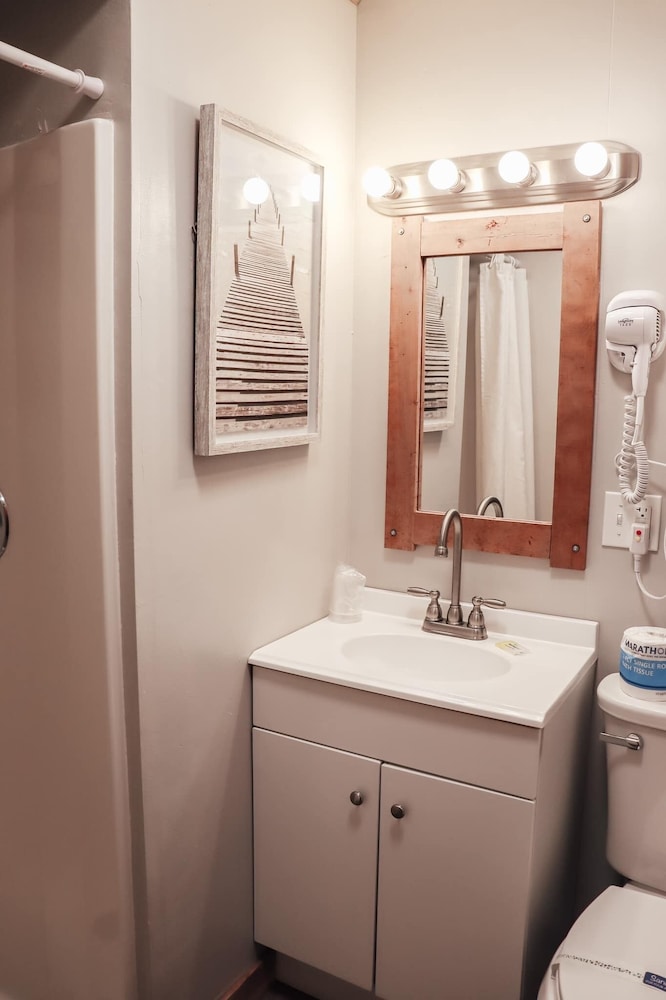 Family Cabin, 1 Bedroom (Pet and Child Friendly) photo 3
