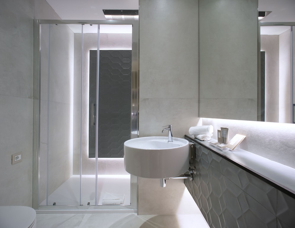 Elite Suite, 1 King Bed, Balcony (Spa Access Included) photo 3