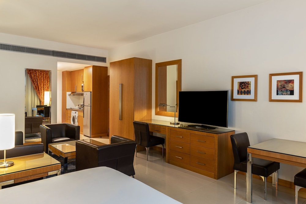 Studio, 1 King Bed, Non Smoking - Complimentary Shuttle Service to Dubai Mall and Kite Beach photo 2