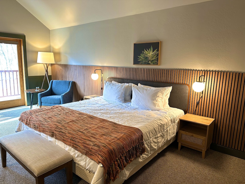 1 King Bed With Deck photo 3