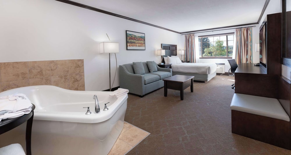 Suite, 1 Queen Bed, Non Smoking, Jetted Tub (Walk-in Shower;with Sofabed) - Photo 3
