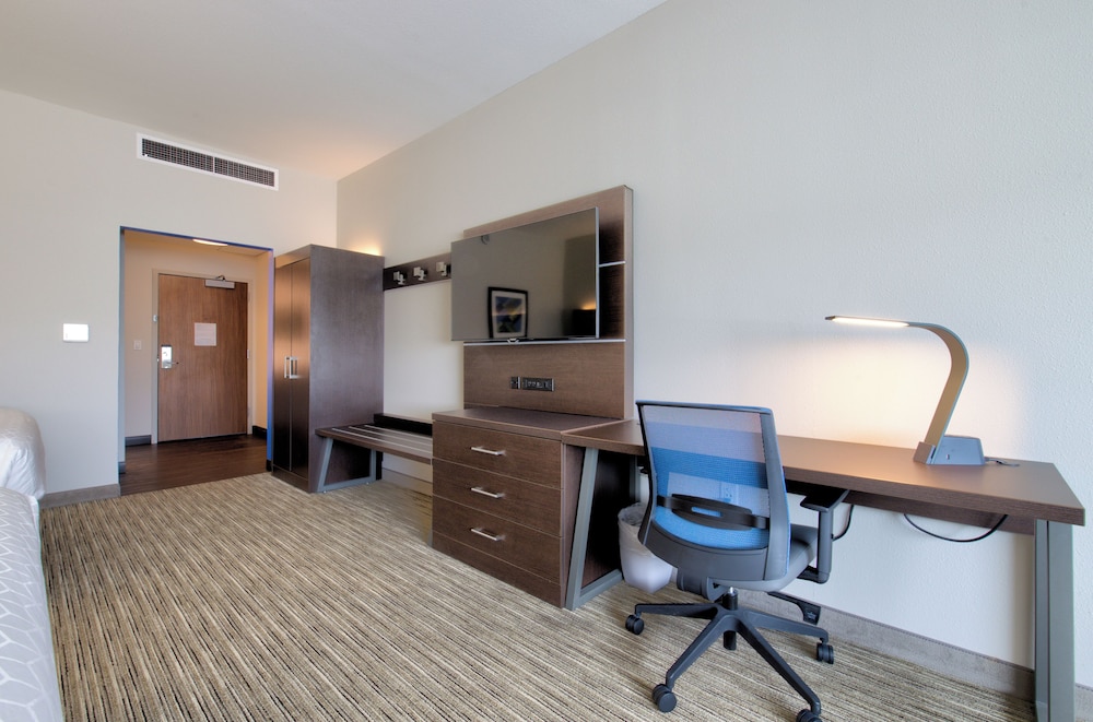Suite, 2 Queen Beds, Accessible, Non Smoking (Communications) photo 2