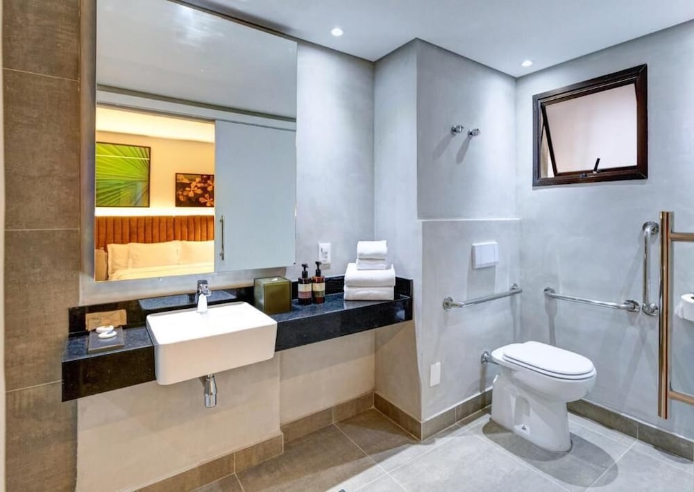 Deluxe Room, 1 Queen Bed, Mobility Accessible - Photo 6