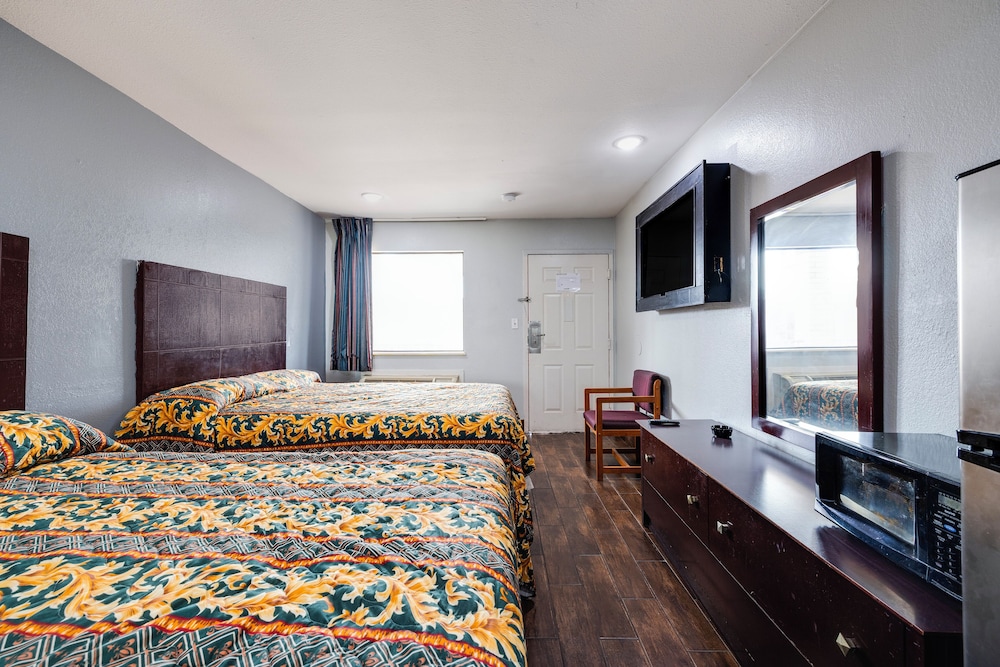 Room, 2 Queen Beds, Smoking - Photo 2