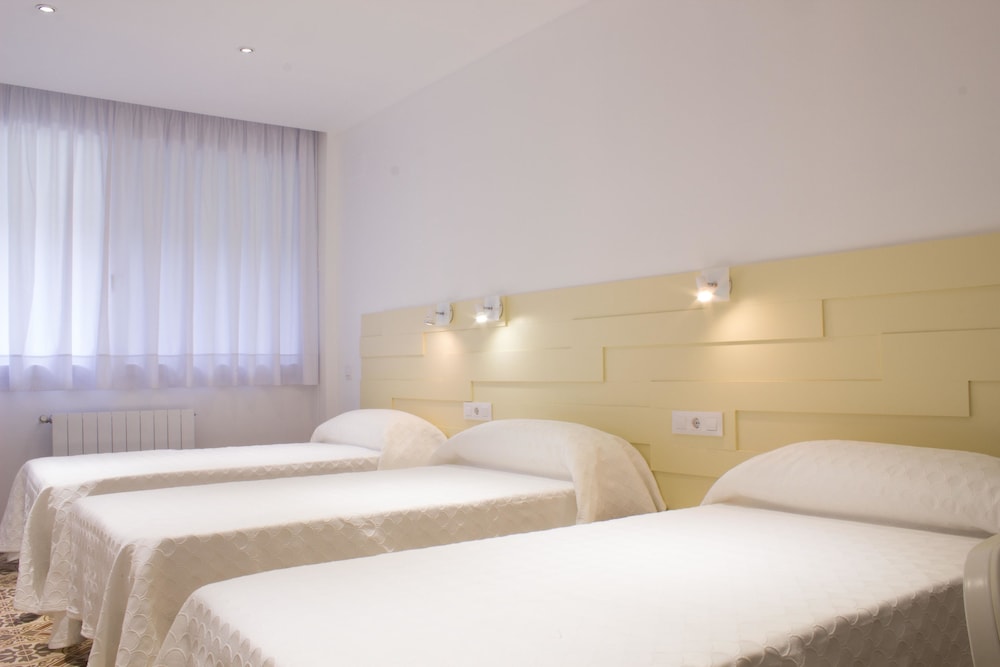 Comfort Triple Room, 3 Twin Beds, Ensuite, Park View photo 3