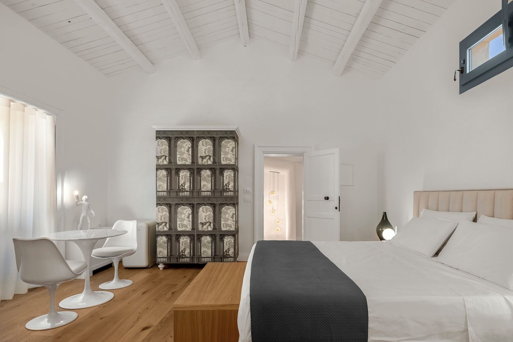 Suite, 1 King Bed with Sofa bed, Courtyard View