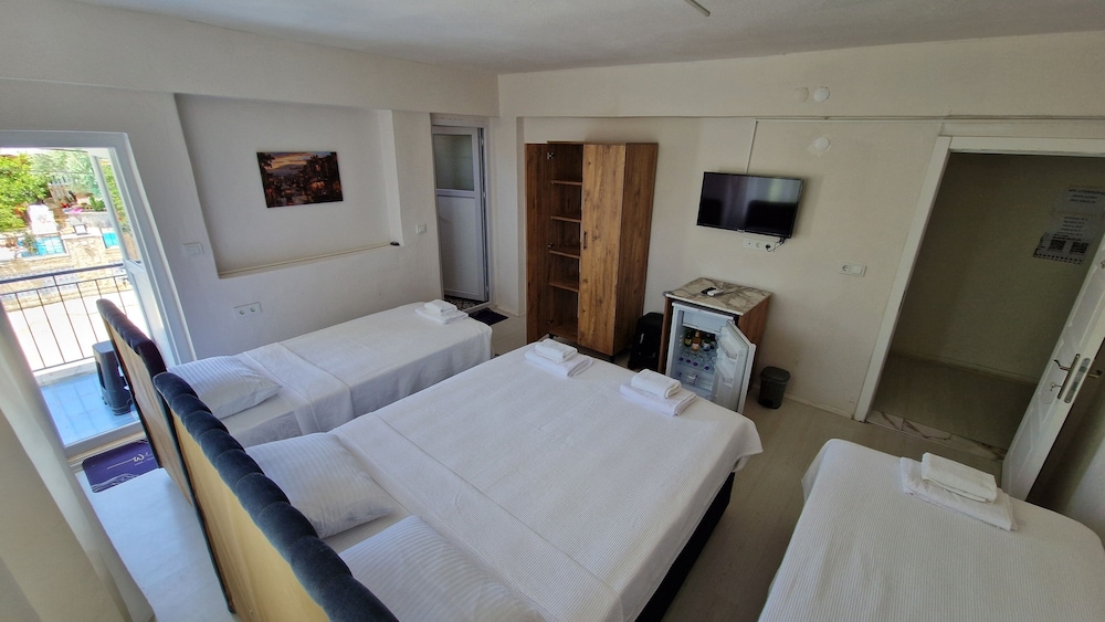 Family Quadruple Room photo 2