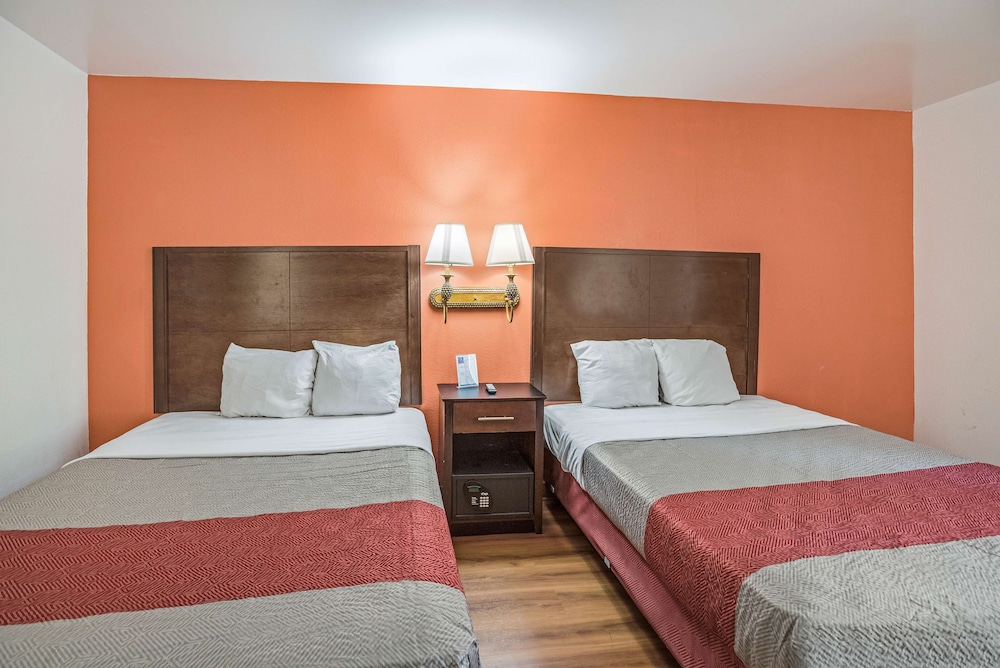 Deluxe Room, 2 Queen Beds, Non Smoking, Refrigerator & Microwave - Photo 7