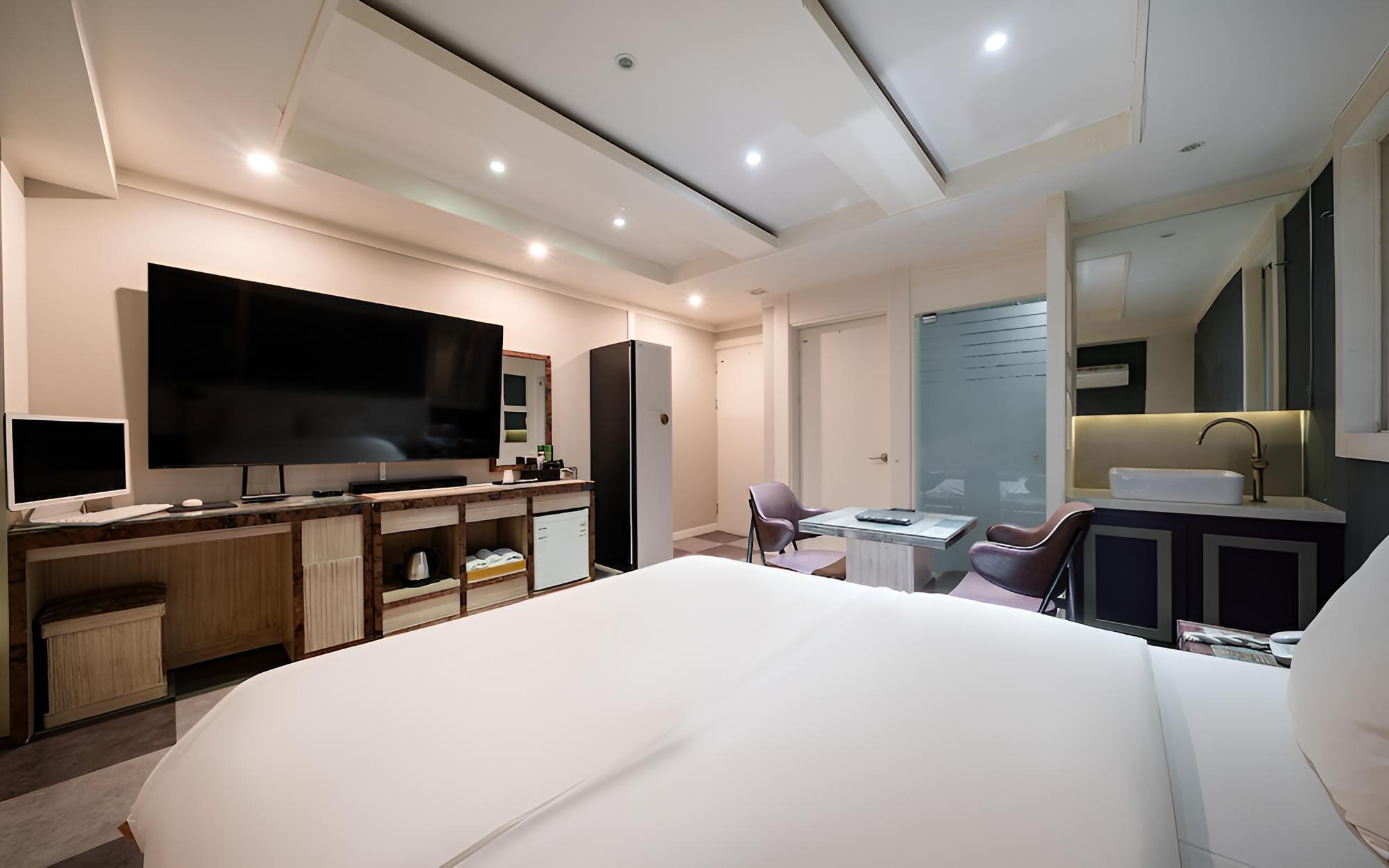 Room (Style movie room (with styler and Sam) photo 2