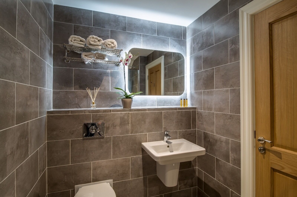 Classic Twin Room, Ensuite photo 3