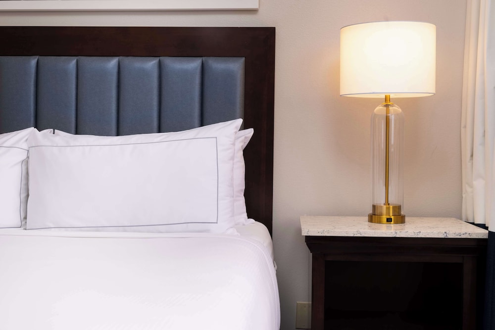 Basic Room, 1 Queen Bed, Accessible, Bathtub - Photo 4