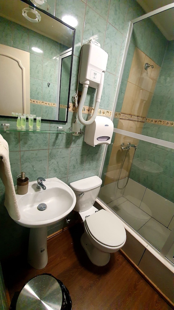 Basic Twin Room, 2 Twin Beds, Private Bathroom photo 3