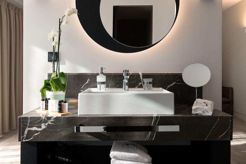Deluxe Room (King) - Photo 13