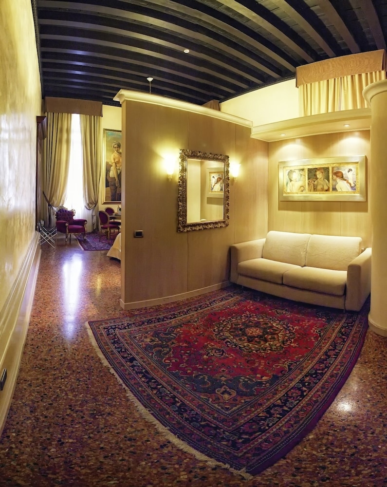 Exclusive Suite, Canal View