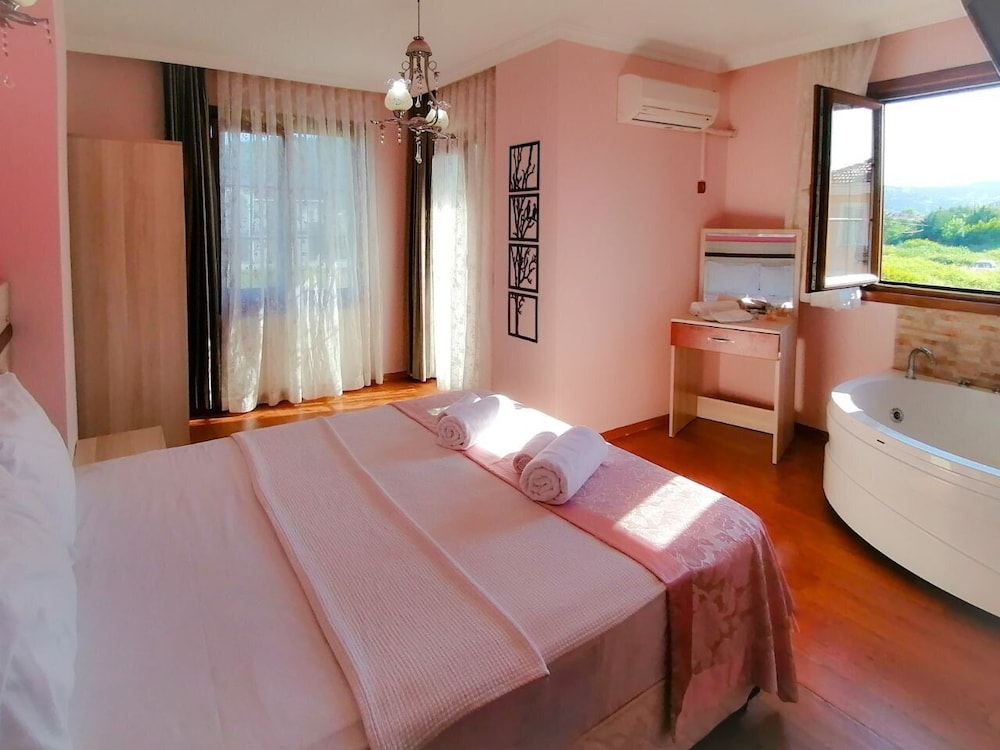 Deluxe Room (Jacuzzi) photo 1