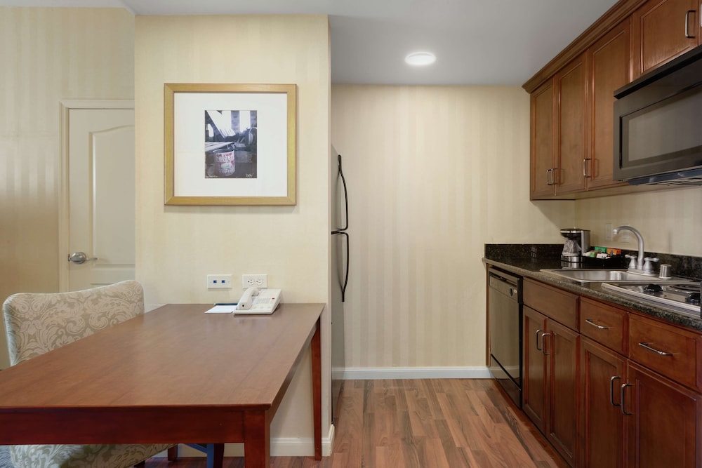 One Bedroom Suite, 1 King Bed , Accessible, Non Smoking - Photo 2