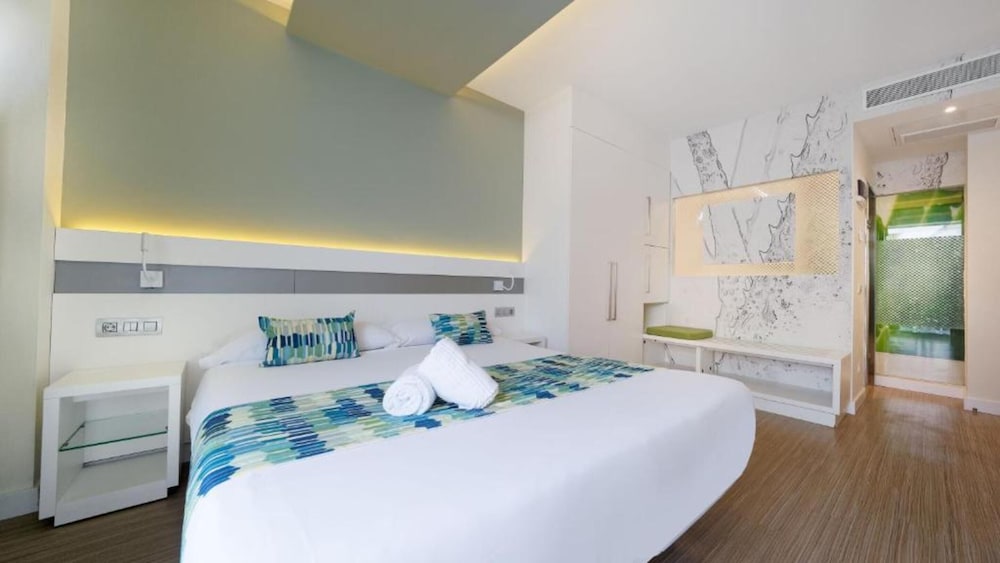 Superior Double Room, Balcony, Sea View thumbnail 5