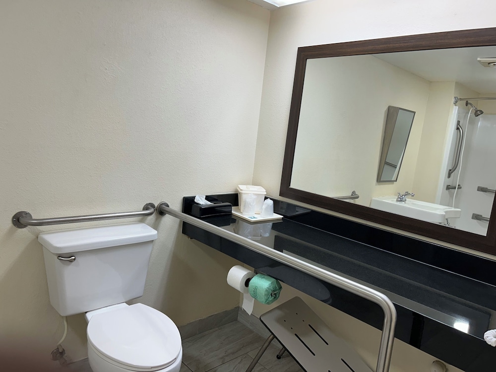 Room, 1 King Bed, Accessible, Non Smoking - Photo 7