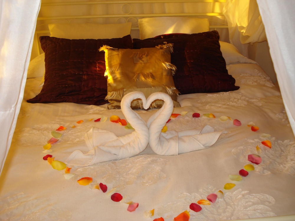 Honeymoon Suite, 1 King Bed, Hot Tub - Photo 1