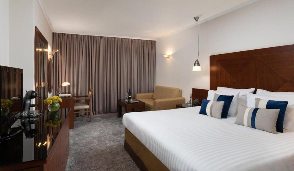Standard Room, 1 King Bed, Club Lounge Access (Lounge Access) - Photo 1