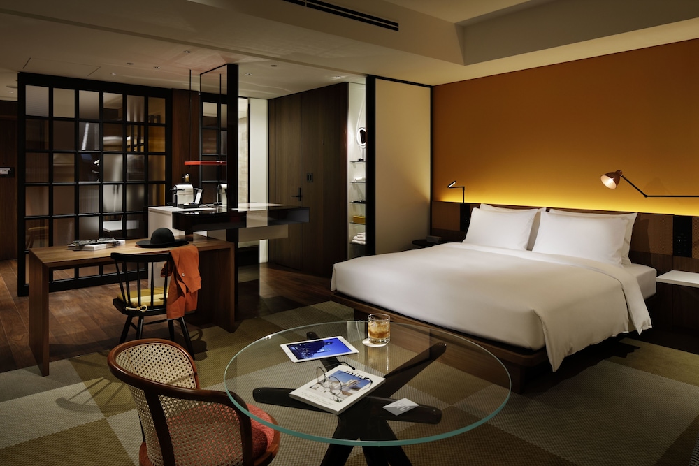 Deluxe Room, 1 King Bed photo 2