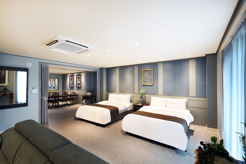 Royal Suite, 2 Bedrooms, 2 Bathrooms (Breakfast not provided on Monday)