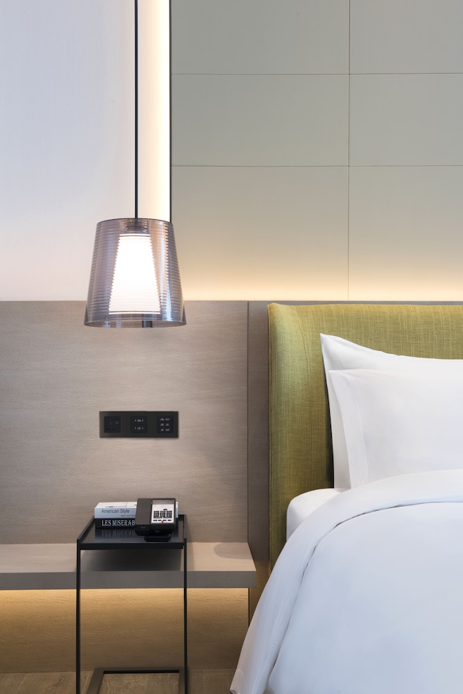 Superior Room, 1 King Bed photo 3