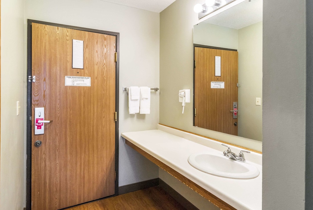 Senior Room, 1 King Bed, Accessible, Non Smoking photo 2