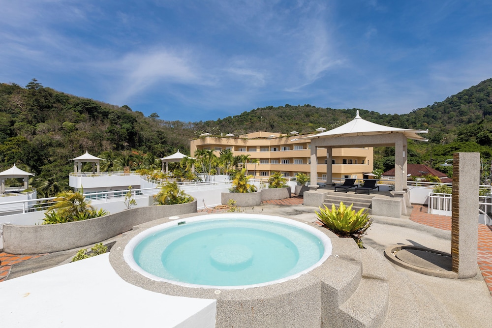 One Bedroom Penthouse Suite with Rooftop Jacuzzi - Photo 3