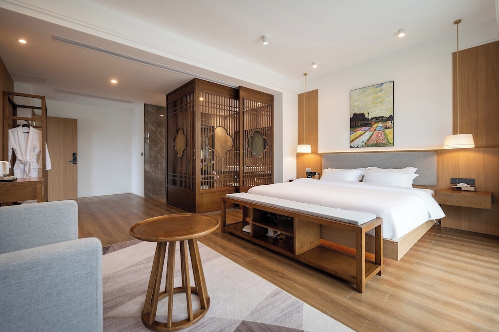 Superior Suite, Balcony, Hill View