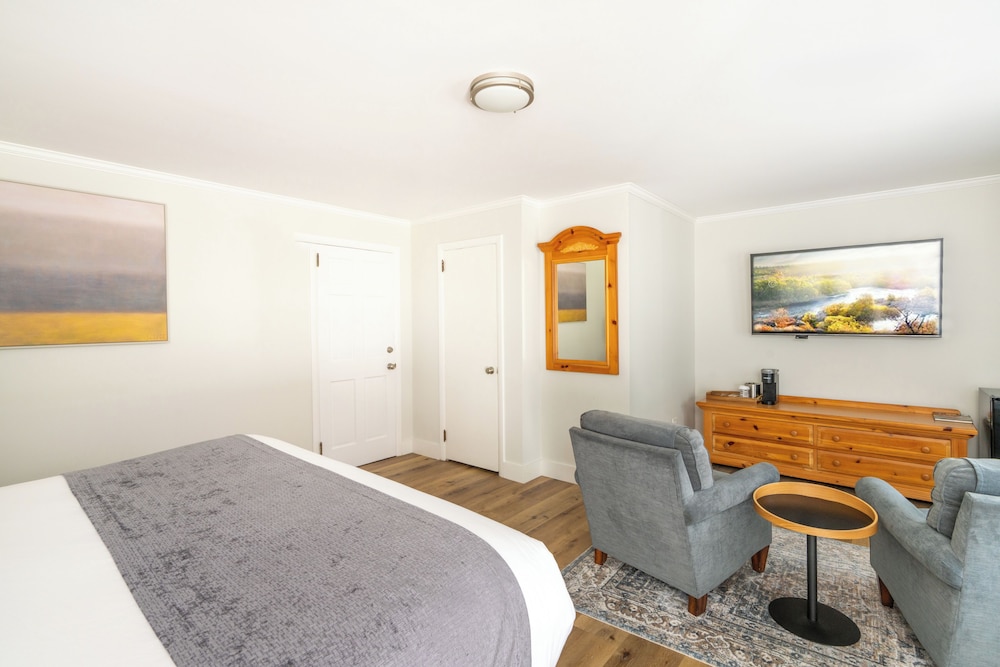 Standard Room, 1 King Bed photo 2