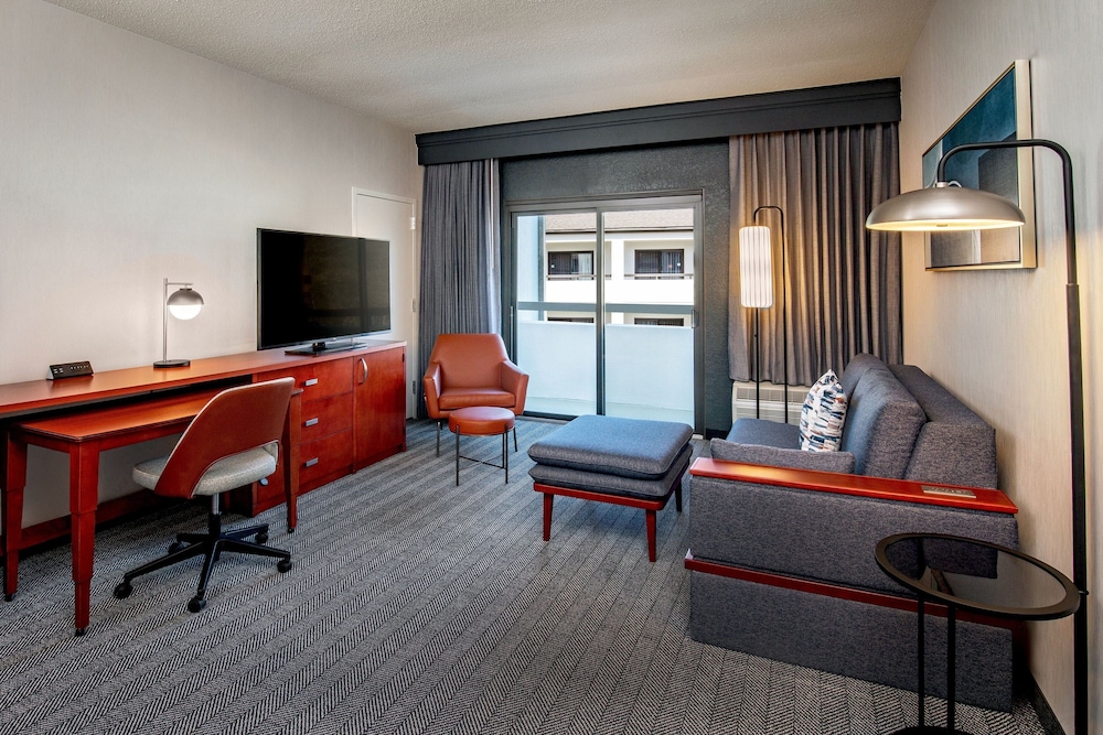 Suite, 1 Bedroom - Photo 11