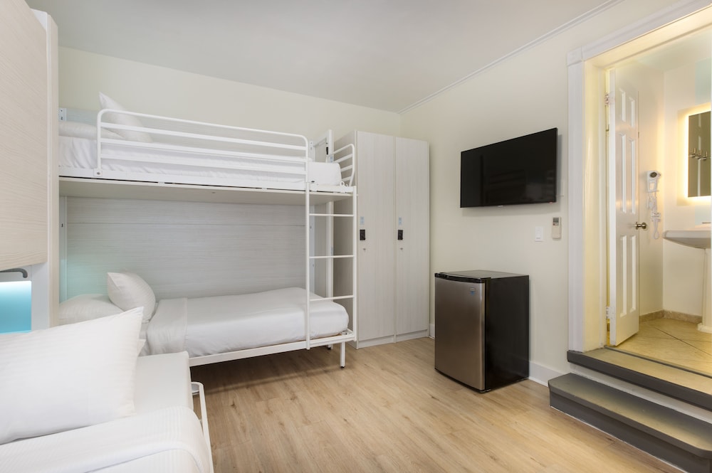 NYAH Private Room 3 Single Beds photo 2