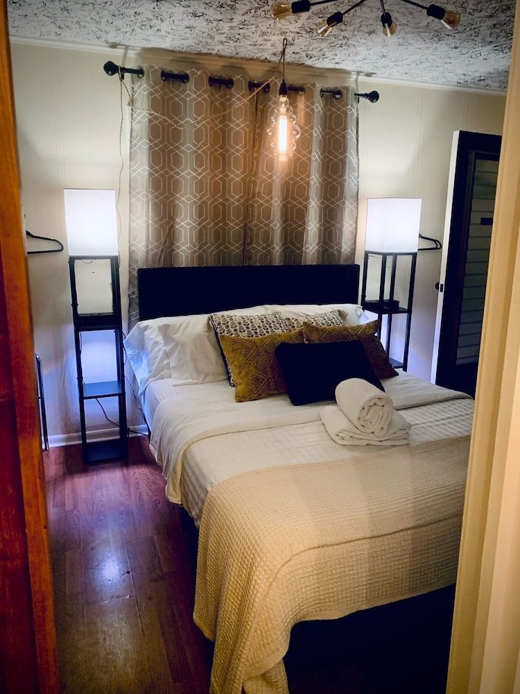 Standard Room, 1 Queen Bed photo 3