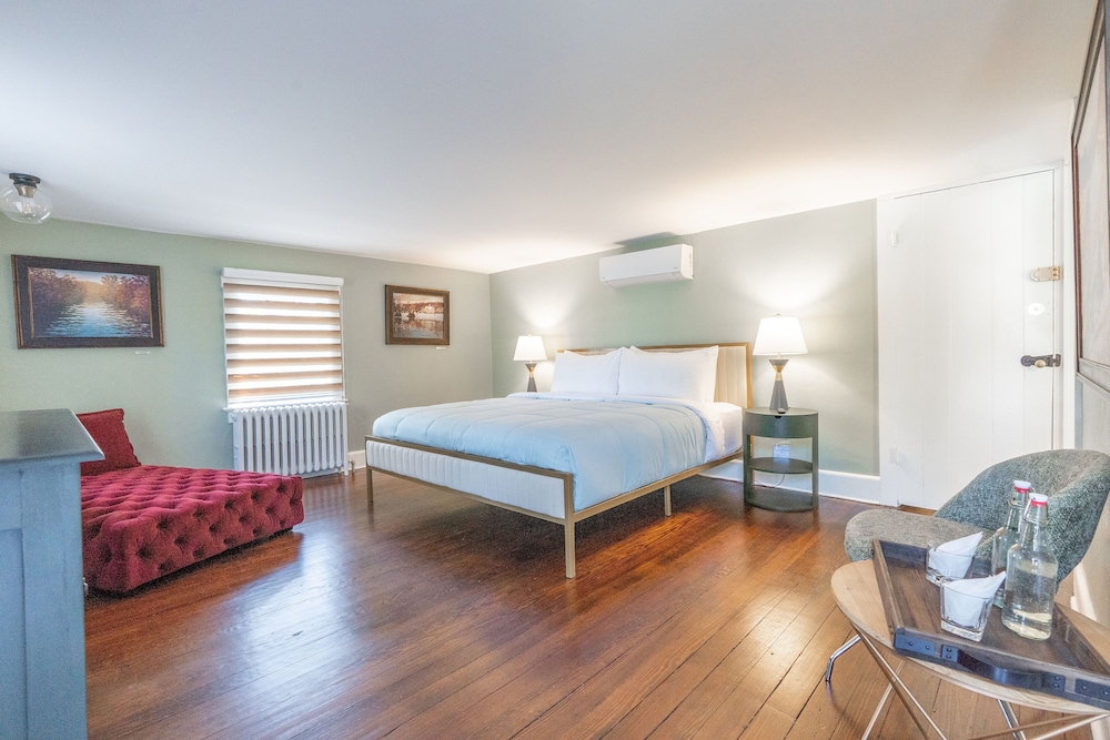 Colonial Room 3 photo 2