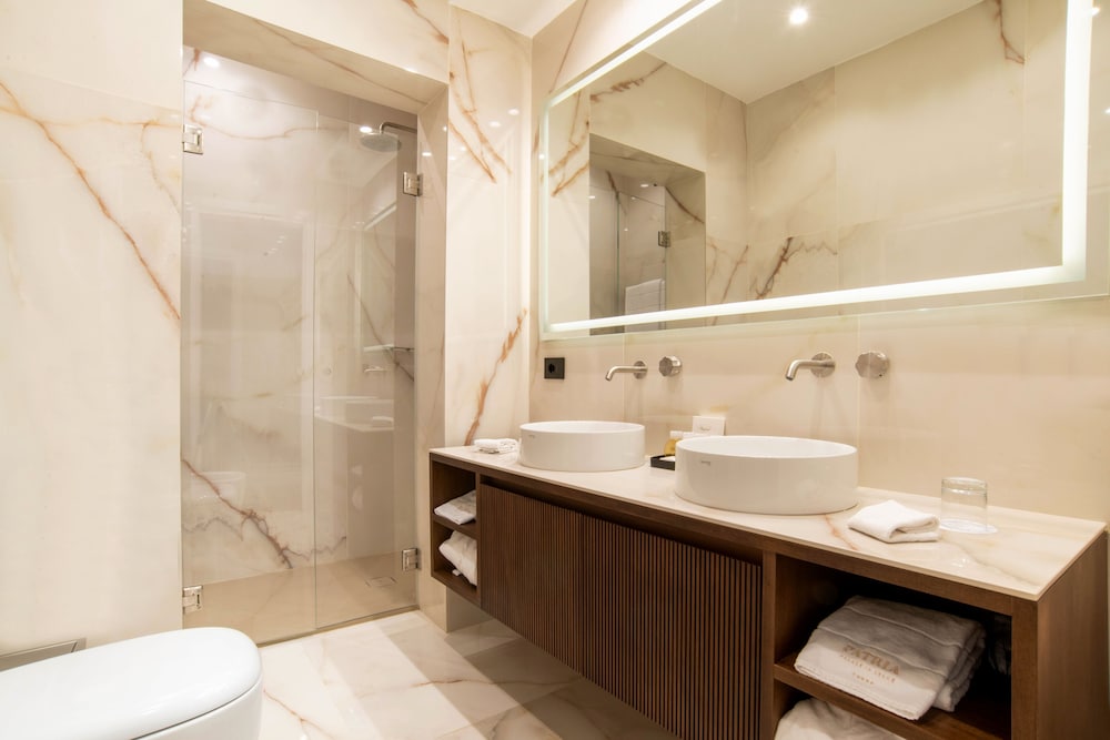 Deluxe Room, City View - Photo 3