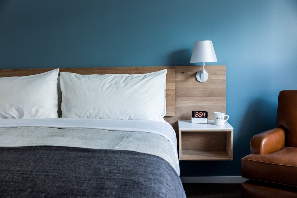 Deluxe Room, 1 King Bed thumbnail 6