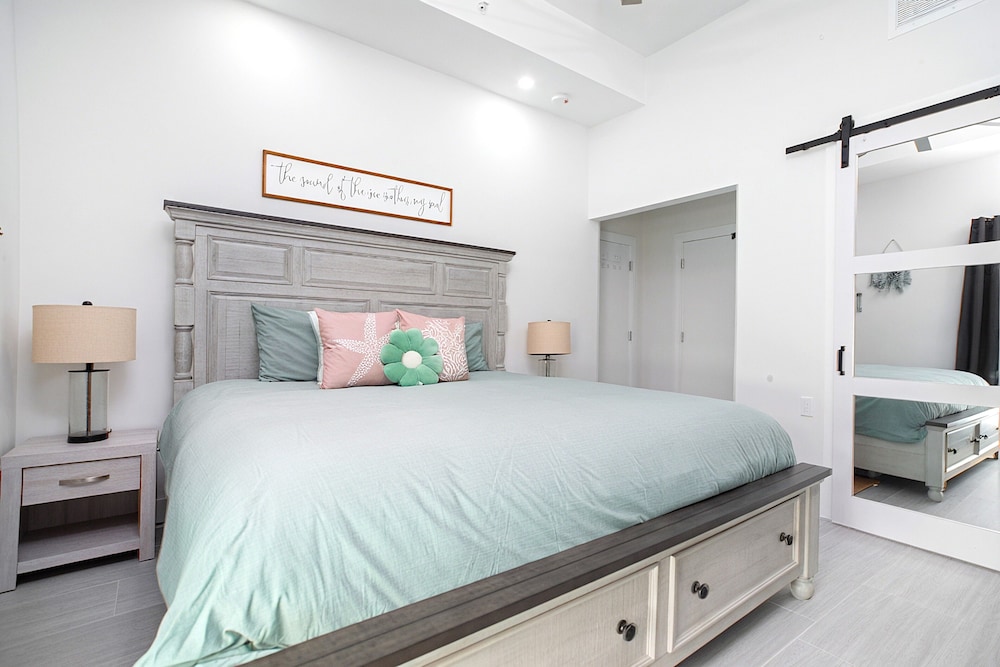 Luxury Condo, 3 Bedrooms, Oceanfront photo 2