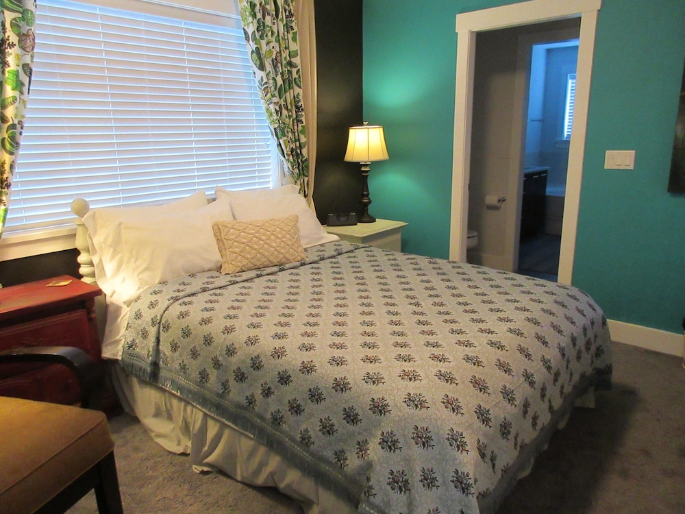 Deluxe Room, 1 Queen Bed photo 3