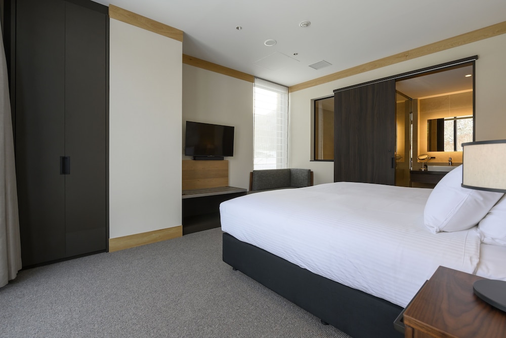 Suite, 3 Bedrooms - Photo 1