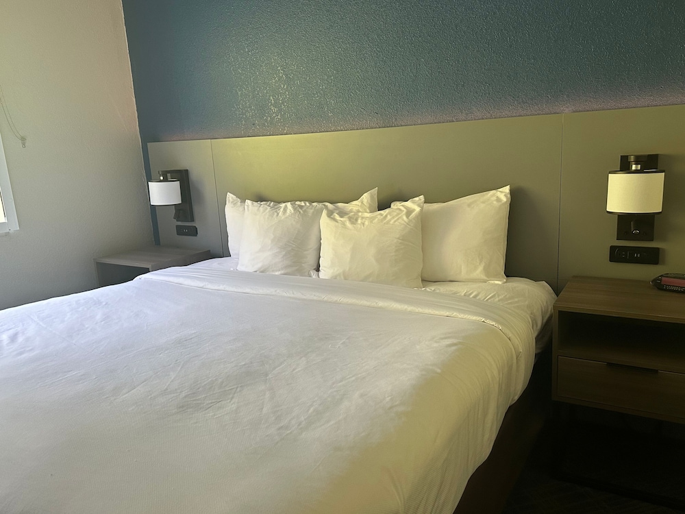 Business Room, 1 King Bed, Accessible, Non Smoking - Photo 3