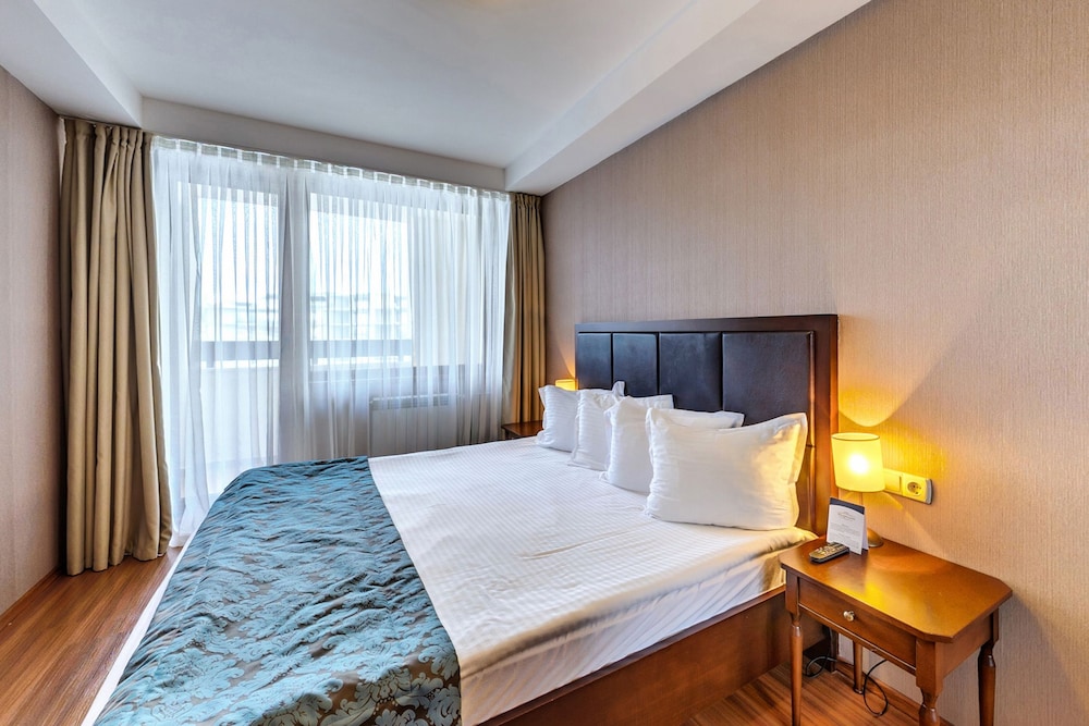Executive Suite - Photo 2