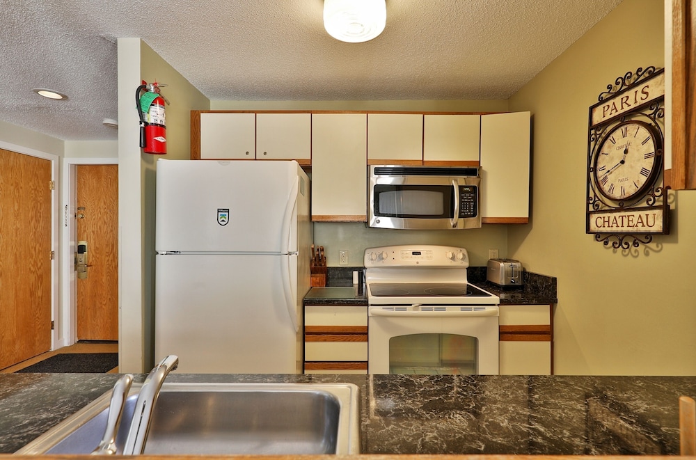 Condo, 2 Bedrooms photo 3