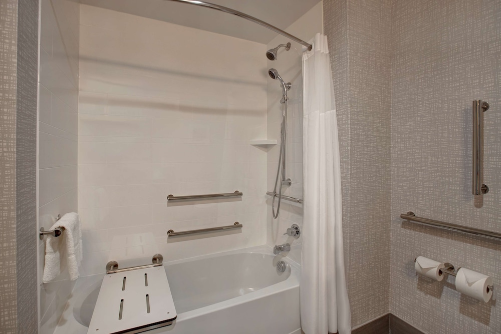 Room, 2 Queen Beds, Accessible, Bathtub - Photo 3